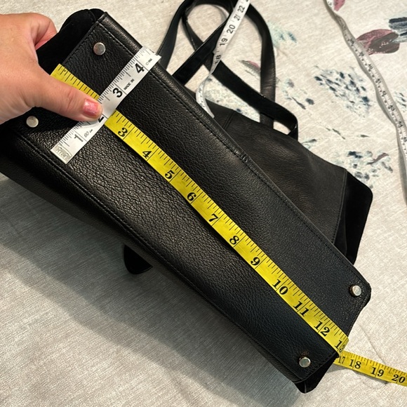 Kate spade ♠️ tote 👜 bag has on left handed a little bit ripped - Picture 14 of 17